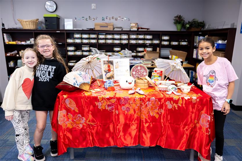 Students make red envelopes in the library